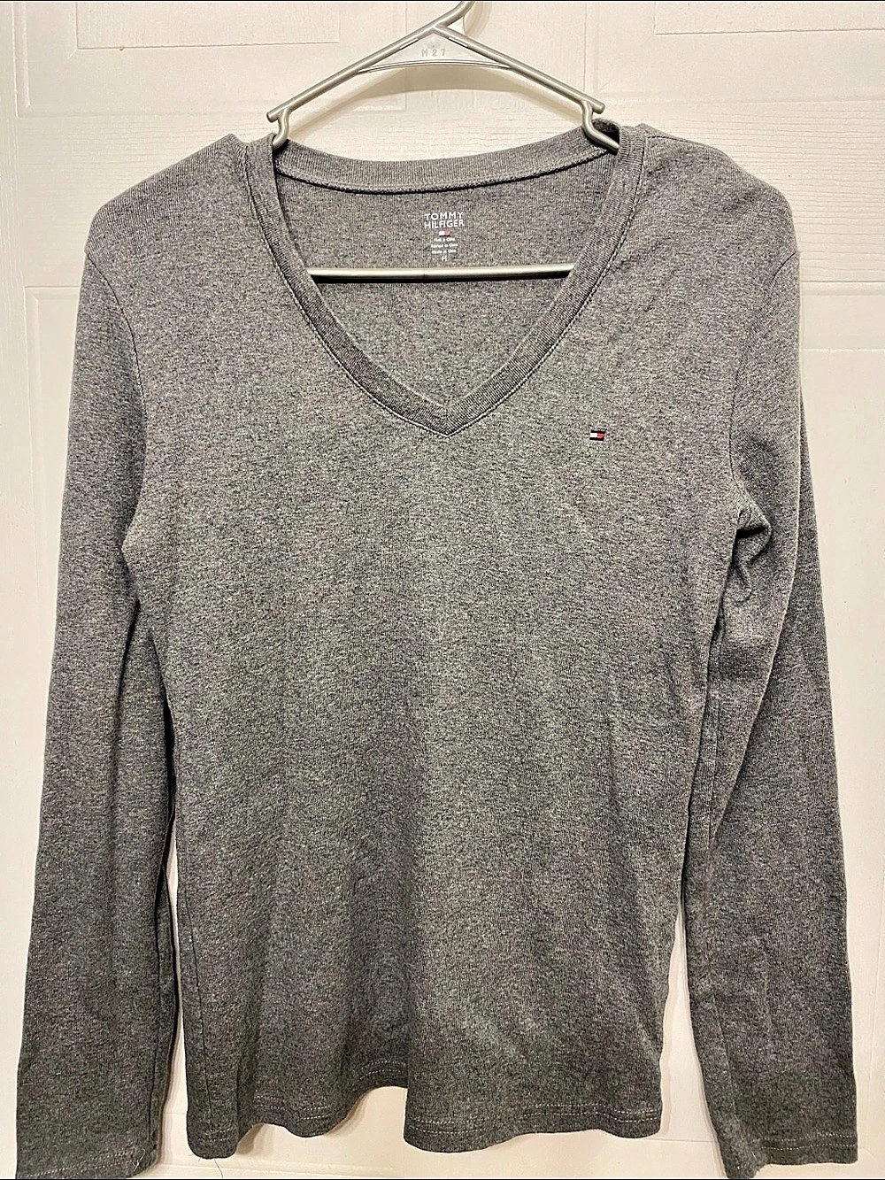Tommy Hilfiger V-Neck Long Sleeve in Gray Size Medium Like New